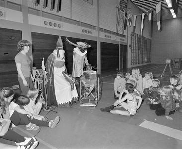 884048 Afbeelding van een St. Nicolaas-Sportinstuif voor de jeugd, in de Sporthal Hoograven (Verlengde Hoogravenseweg ...